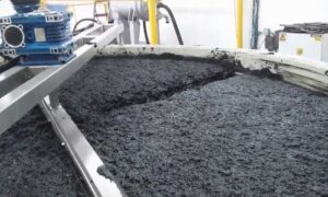 bùn thải nguy hại chứa các chất độc hại